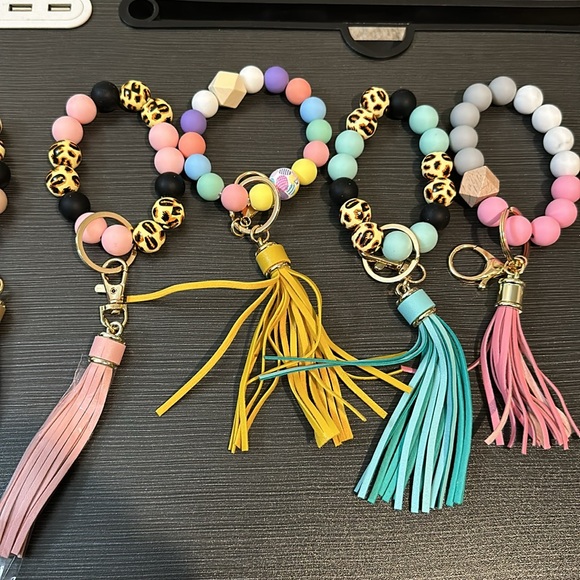 Total of 7 New Silicone bracelets with keychain - Picture 3 of 6